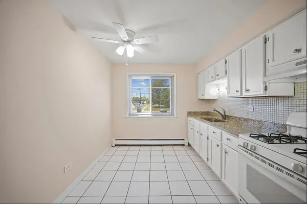 $1,600 | 7834 95th Street, Unit 2J, Hickory Hills, IL 60457