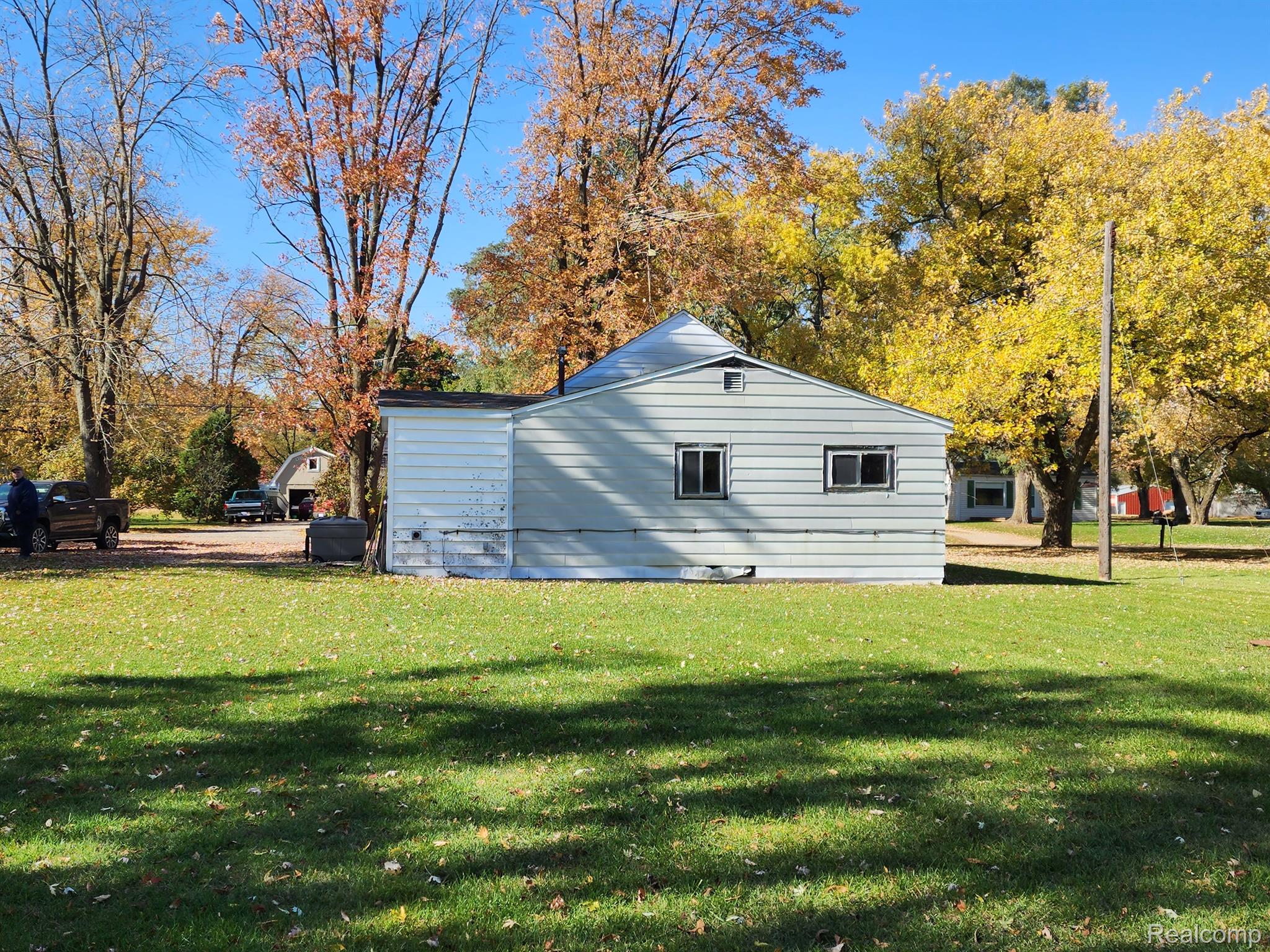 5230 Westview Road Clarkston, MI 48346 - Photo 5 of 16 ROOF IS NEW BUT HOME NEEDS TOTAL RENOVATION