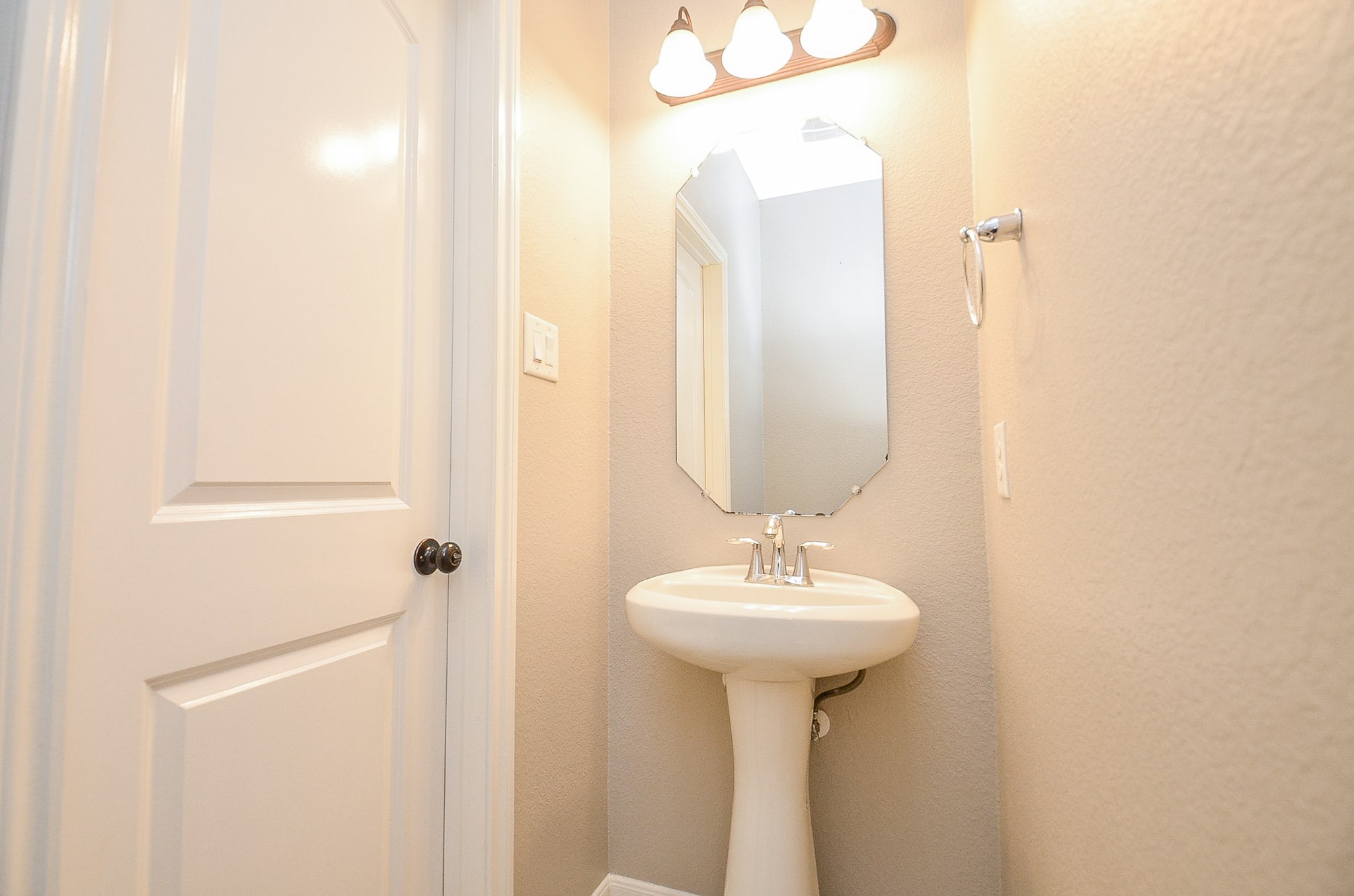 1510 Kent Valley Lane Rosenberg, TX 77471 - Photo 11 of 33 a bathroom with a sink and a mirror