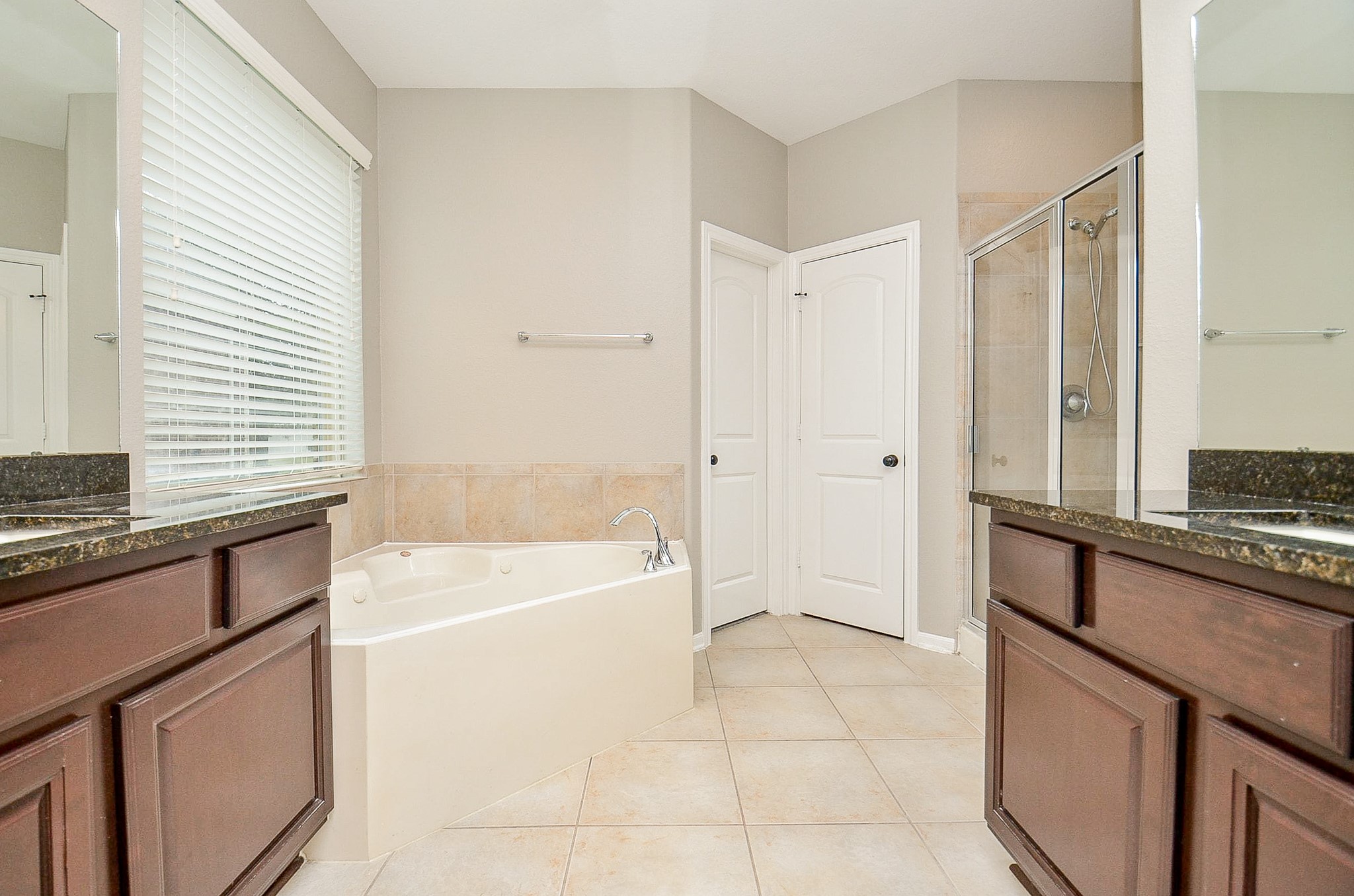 1510 Kent Valley Lane Rosenberg, TX 77471 - Photo 17 of 33 a bathroom with a bathtub and a sink