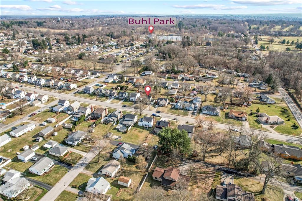 Just 2-3 blocks from Buhl Park, & less than a mile from restaurants, dining & convenience store