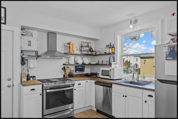 $1,800 | 68 Wood Street, Unit 1B, Warren, RI 02885