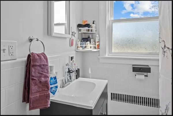 $1,800 | 68 Wood Street, Unit 1B, Warren, RI 02885