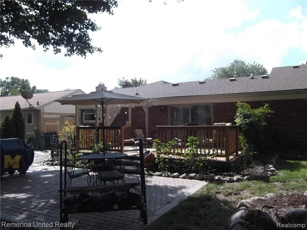 43218 Barchester Road Canton, MI 48187 - Photo 44 of 52 PATIO TO DECK