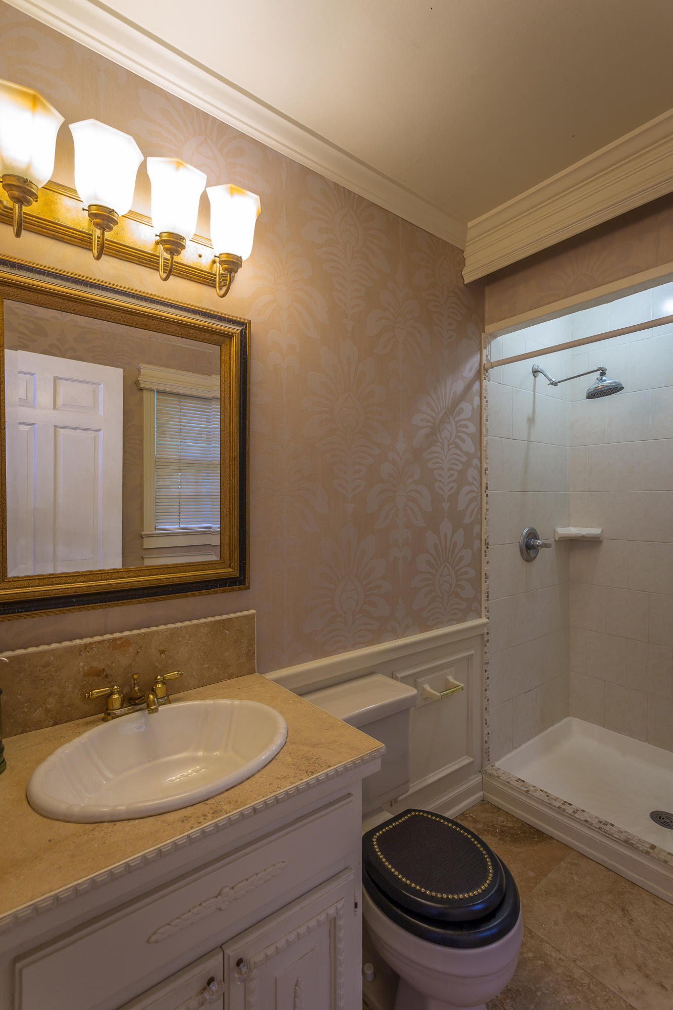 796 South Crest Road Chattanooga, TN 37404 - Photo 22 of 40 Main Level Bathroom