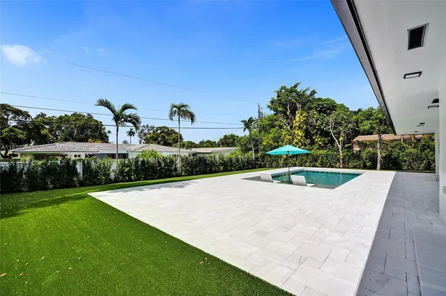 a view of a backyard