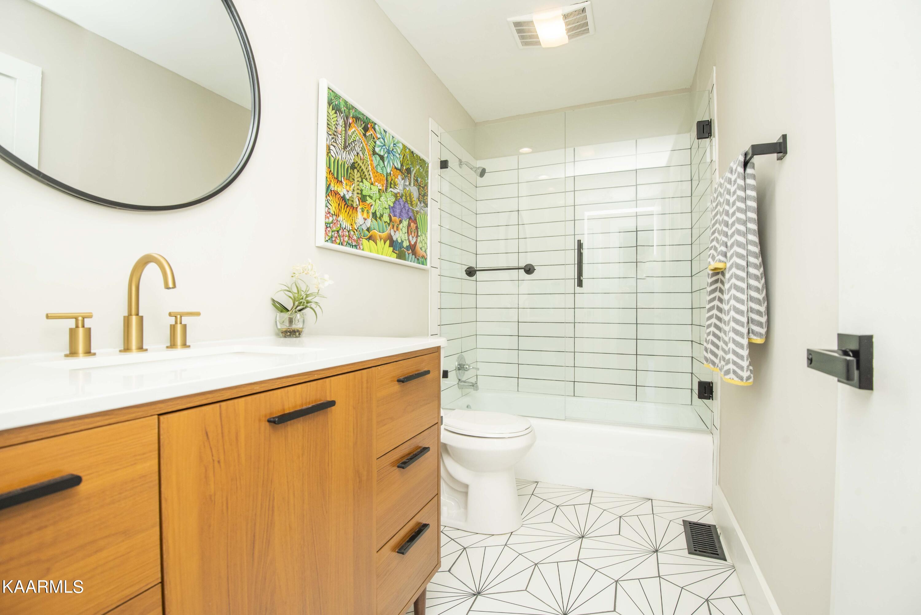 514 Broome Road Northwest Knoxville, TN 37909 - Photo 29 of 43 second bath_1