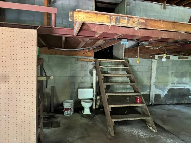 a view of entryway with a front door