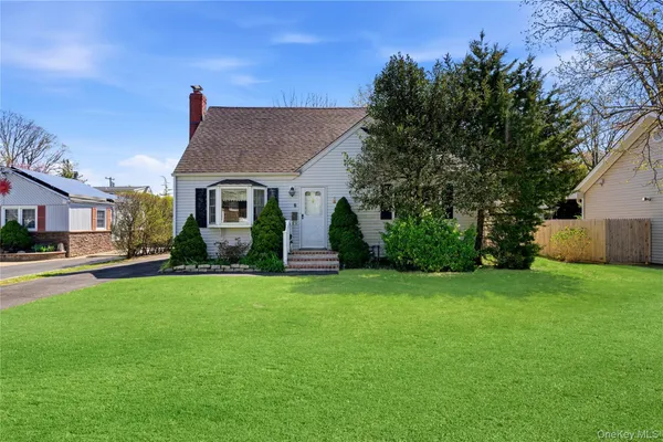 $679,000 | 6 Central Avenue, Amityville, NY 11701