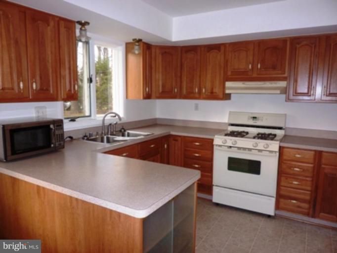 18 Cedarhill Road Randallstown, MD 21133 - Photo 3 of 17 Large Kitchen