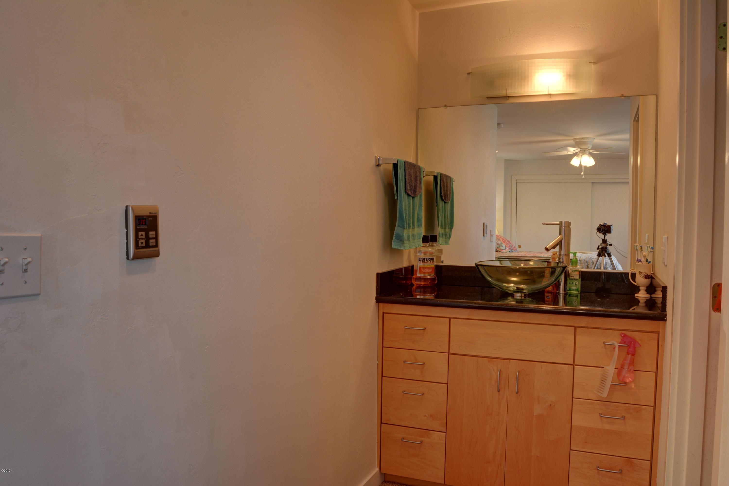 707 Northeast 7th Street Newport, OR 97365 - Photo 16 of 19 Master bathroom