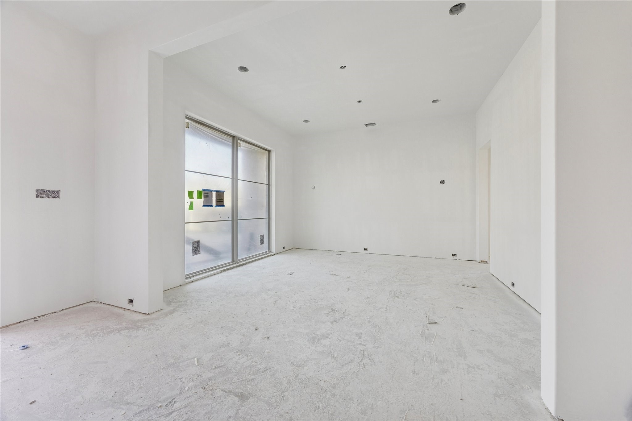 515 West 33rd Street Houston, TX 77018 - Photo 12 of 35 an empty room with windows