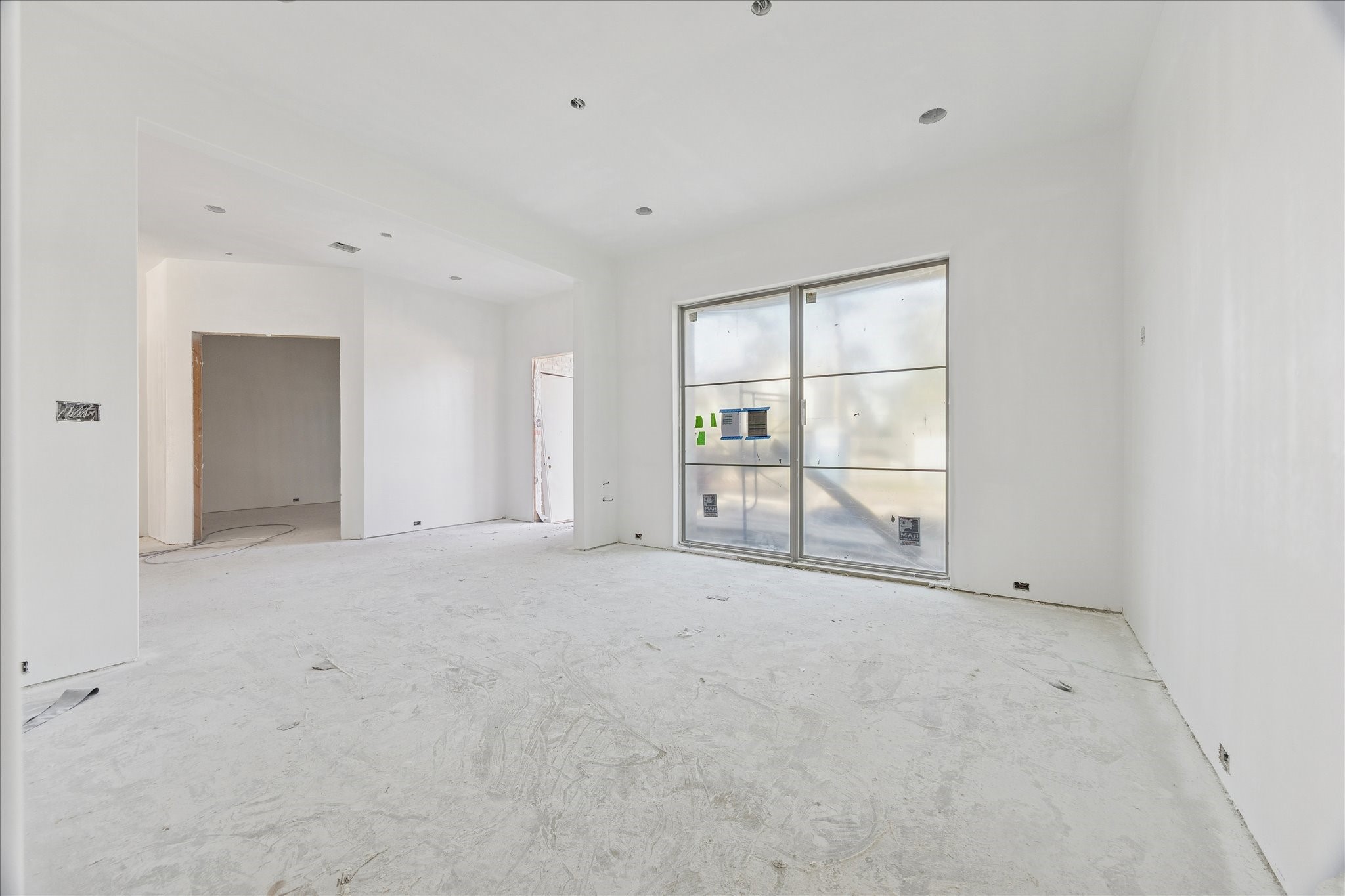 515 West 33rd Street Houston, TX 77018 - Photo 13 of 35 an empty room with large window