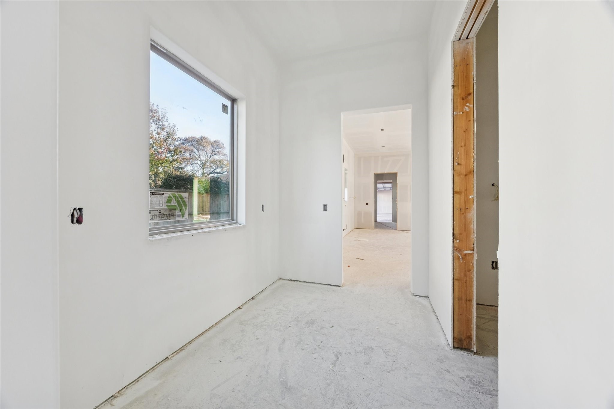 515 West 33rd Street Houston, TX 77018 - Photo 14 of 35 a view of an empty room with a window