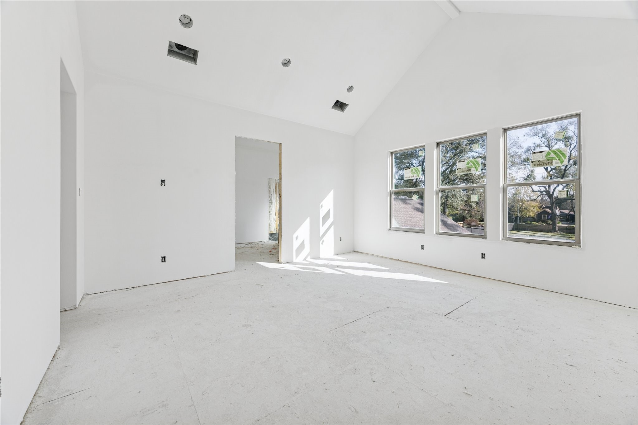 515 West 33rd Street Houston, TX 77018 - Photo 17 of 35 a view of empty room with floor to ceiling window