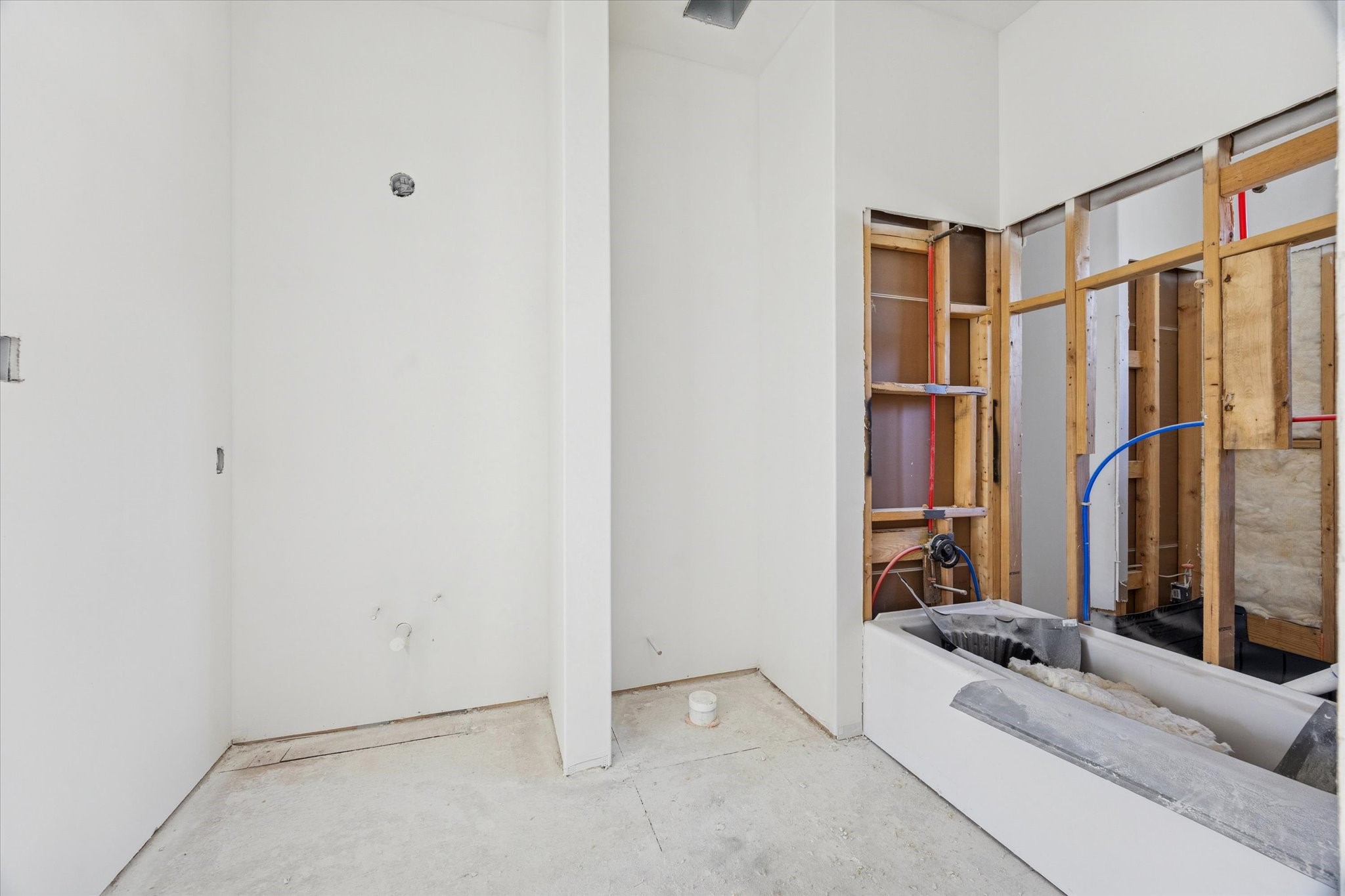515 West 33rd Street Houston, TX 77018 - Photo 18 of 35 a living room with a couch and a rug