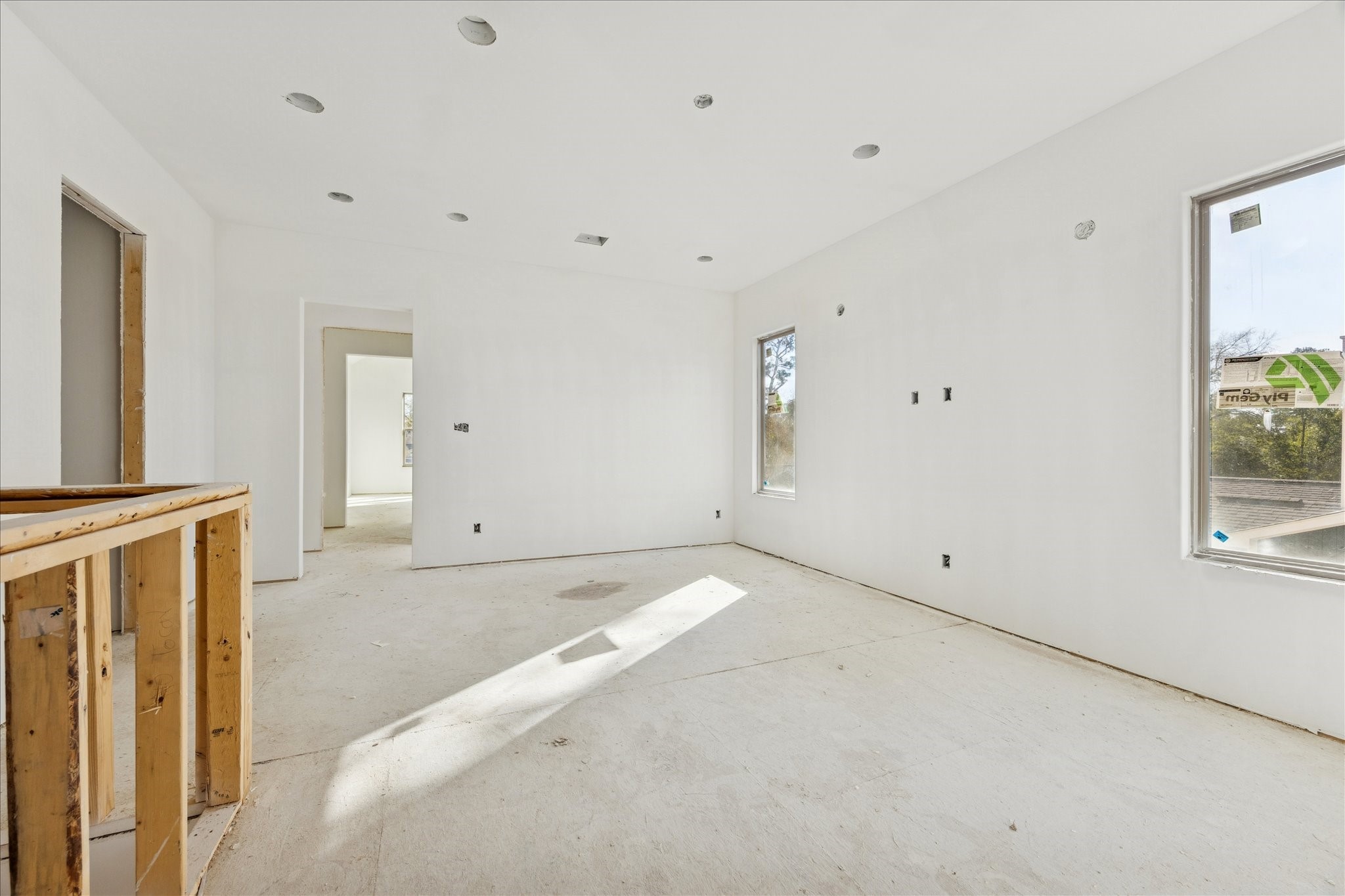 515 West 33rd Street Houston, TX 77018 - Photo 22 of 35 a view of a room with window