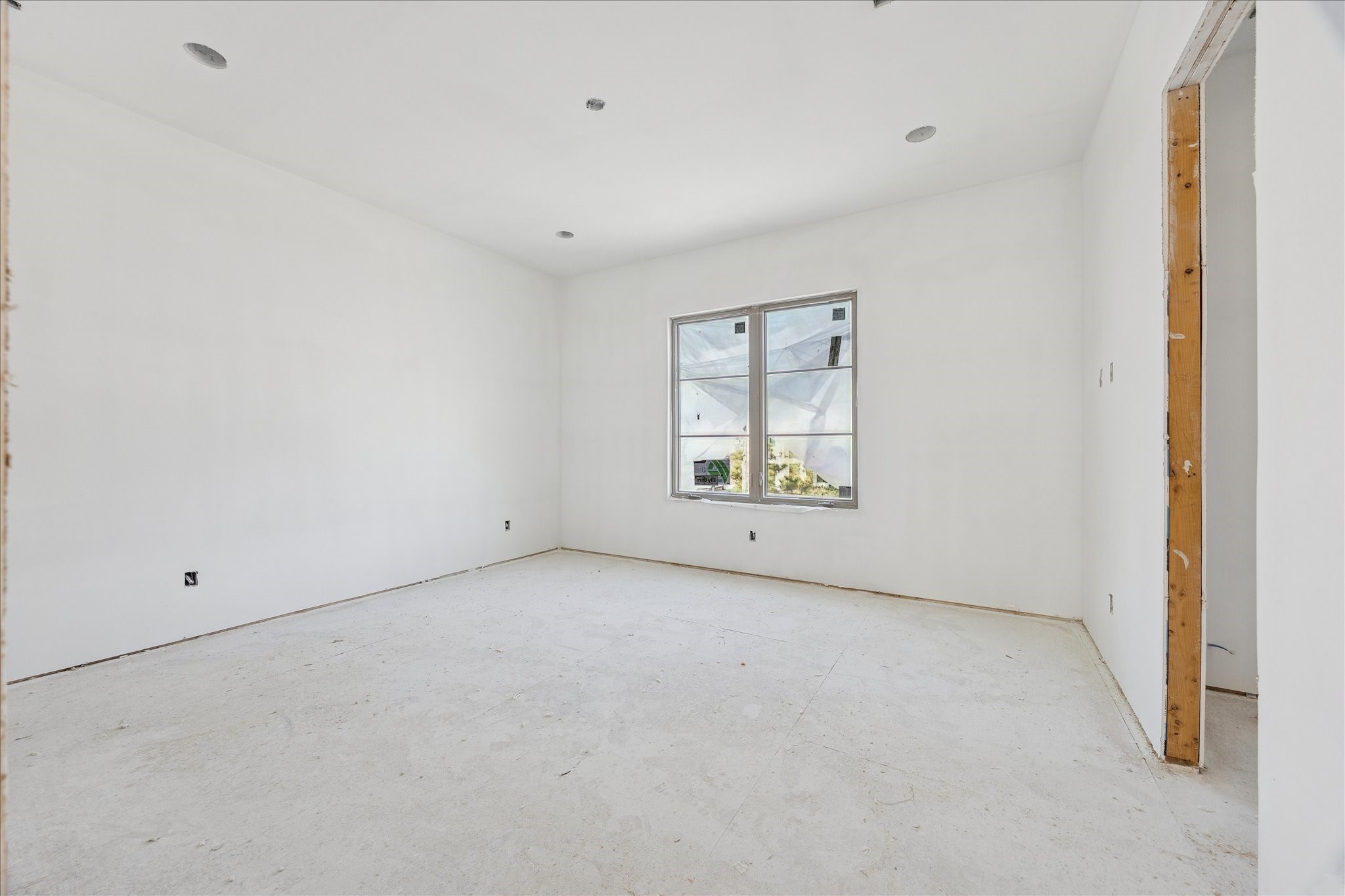 515 West 33rd Street Houston, TX 77018 - Photo 27 of 35 an empty room with windows