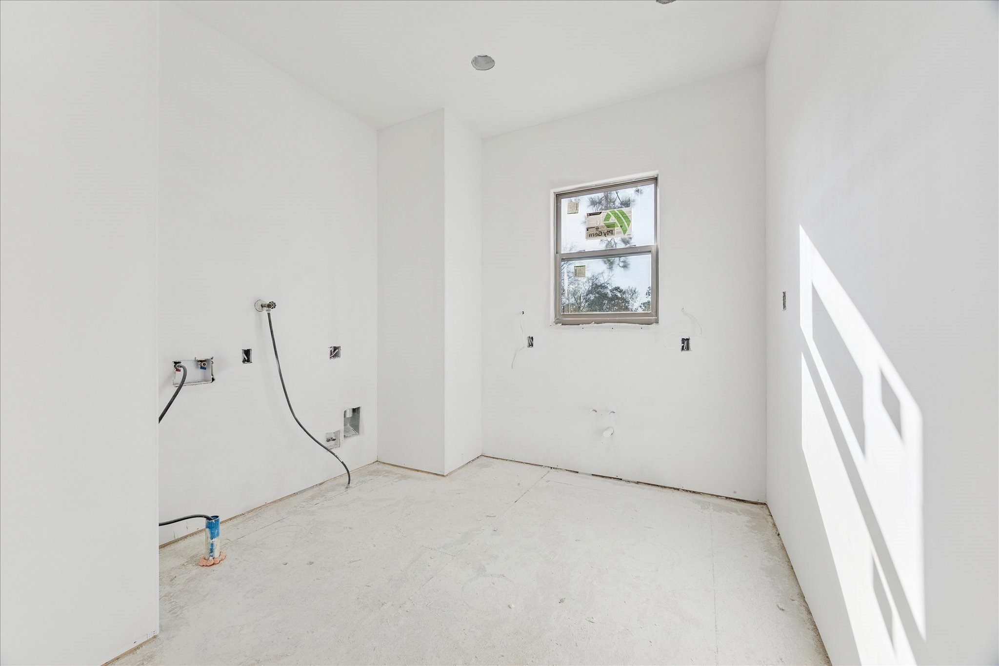 515 West 33rd Street Houston, TX 77018 - Photo 32 of 35 a view of a room with rack on the wall