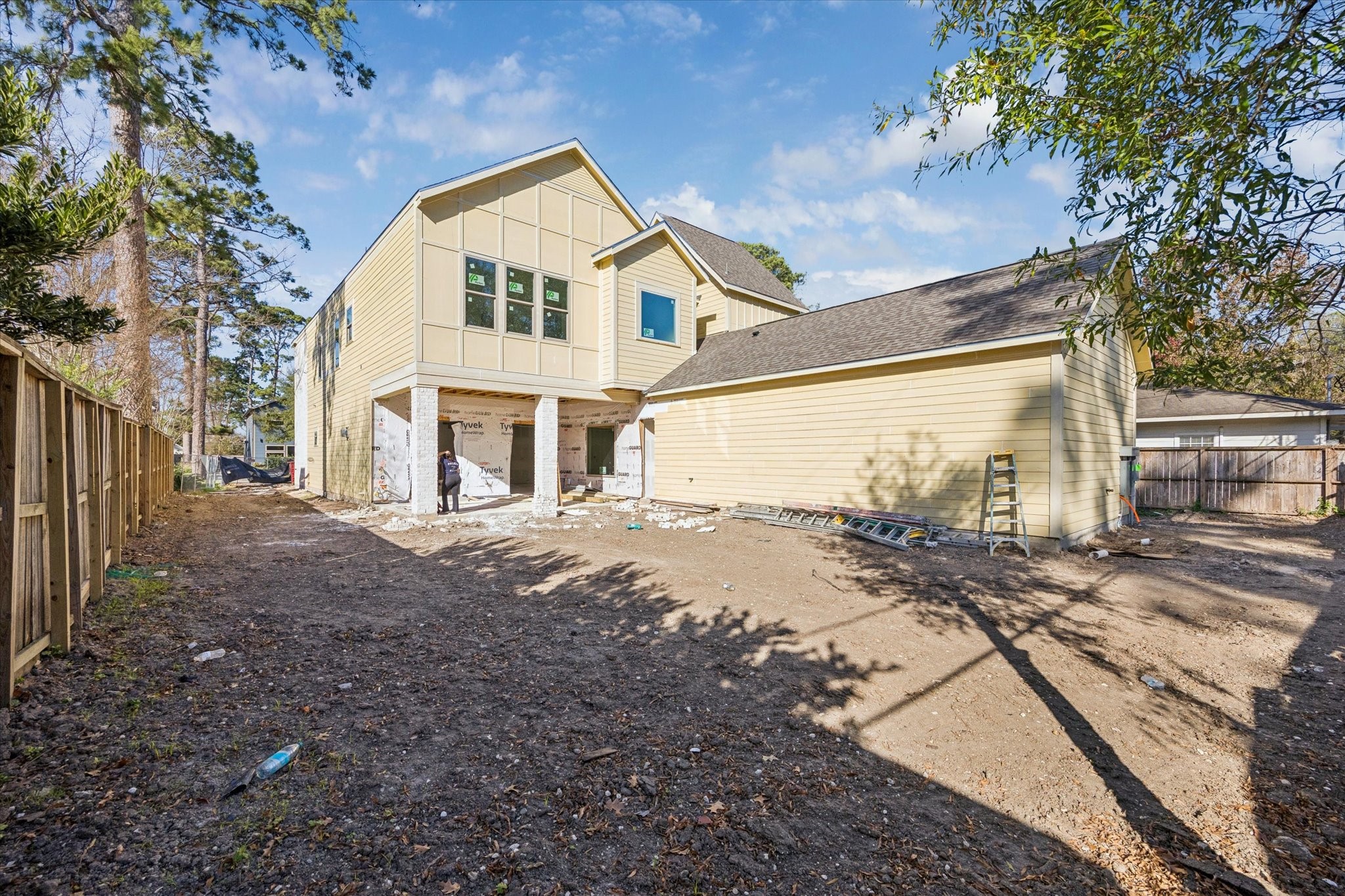 515 West 33rd Street Houston, TX 77018 - Photo 5 of 35 a front view of a house with a yard