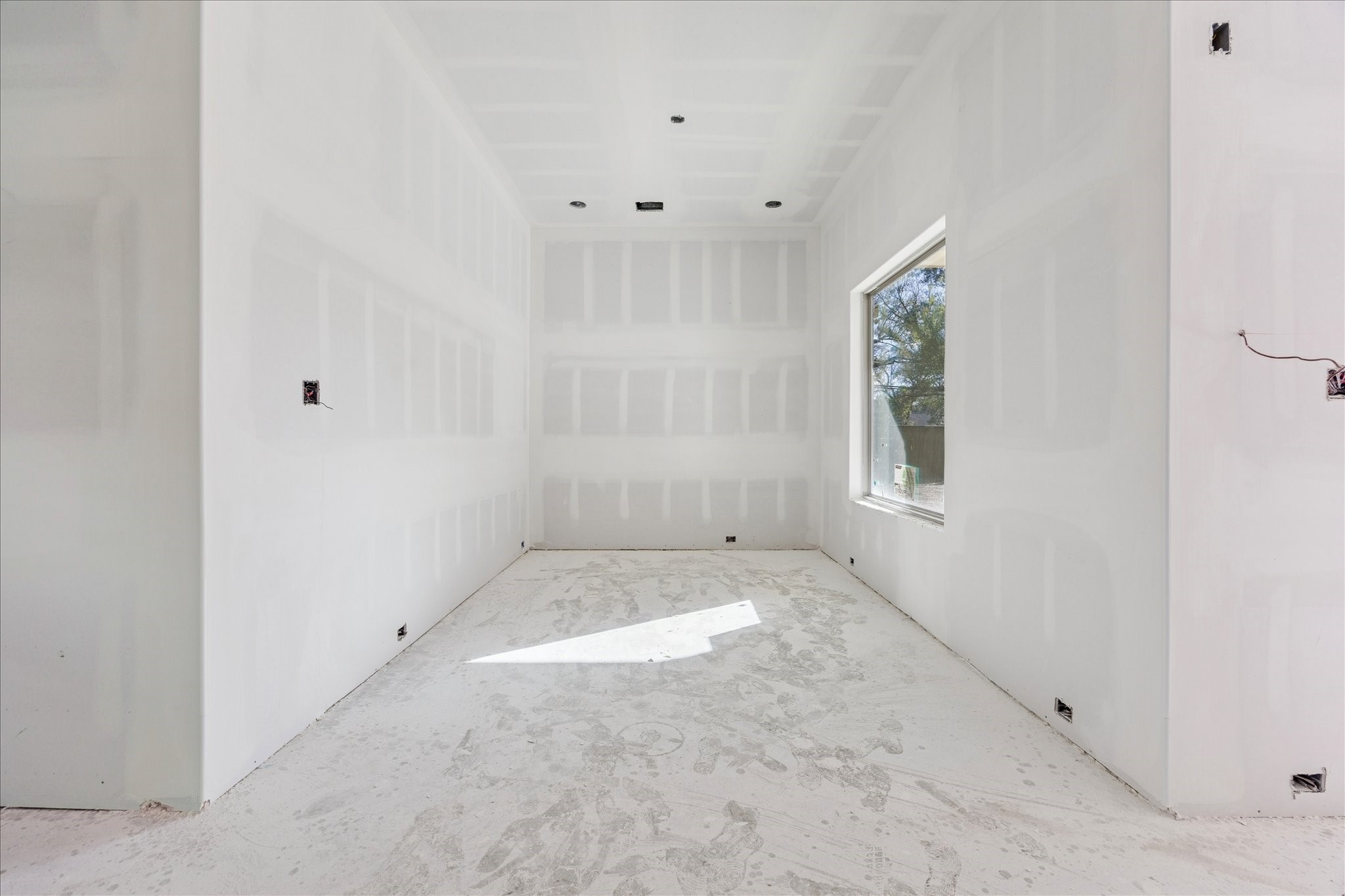 515 West 33rd Street Houston, TX 77018 - Photo 7 of 35 an empty room with a fan