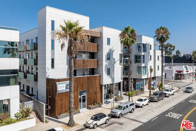 $3,710 | 3223 Wilshire Boulevard, Unit 202, Santa Monica, CA 90403