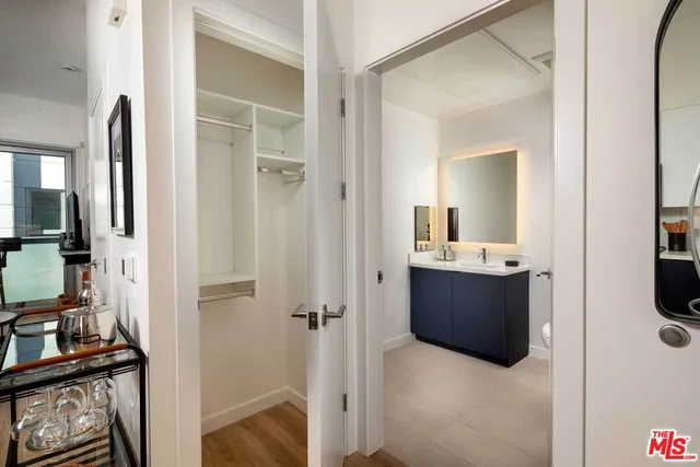 $3,710 | 3223 Wilshire Boulevard, Unit 202, Santa Monica, CA 90403