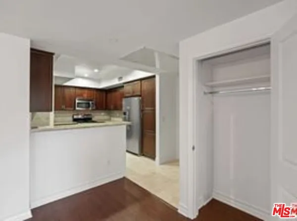 $3,710 | 3223 Wilshire Boulevard, Unit 202, Santa Monica, CA 90403