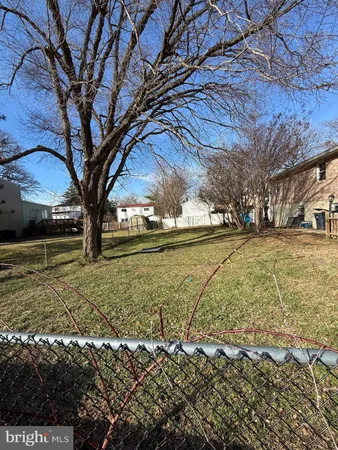 a view of yard with green space