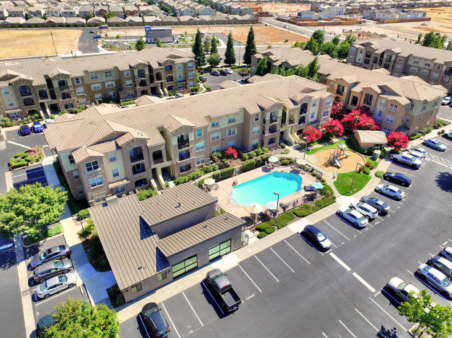 1251 Whitney Ranch Parkway, Unit 1231 Rocklin, CA 95765 - Photo 43 of 44 an aerial view of a houses with yard