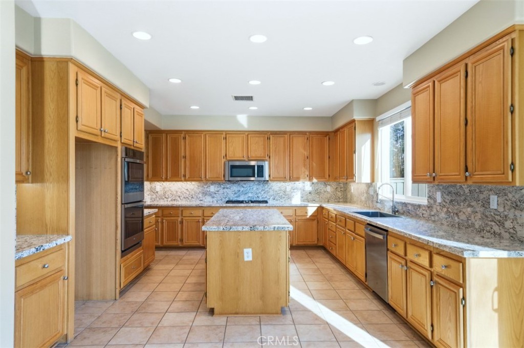 23871 Cloverleaf Way Murrieta, CA 92562 - Photo 16 of 73