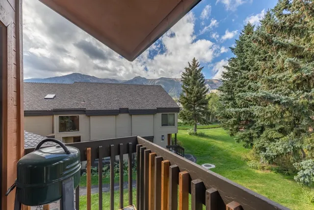 a view of a house with backyard and porch