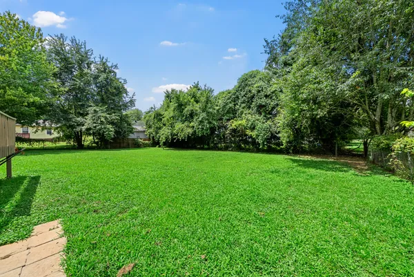 a view of yard with green space