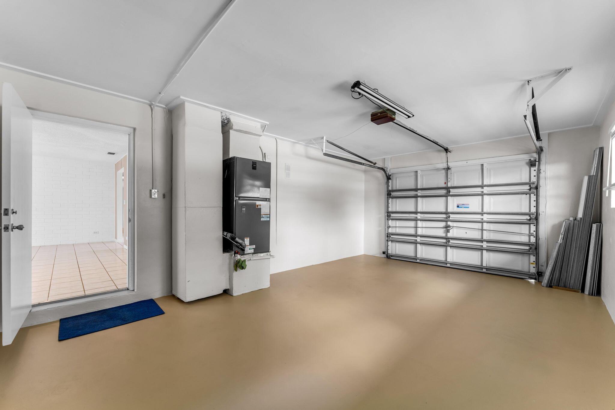 920 La Paloma Road Key Largo, FL 33037 - Photo 37 of 44 an empty room with windows and closet