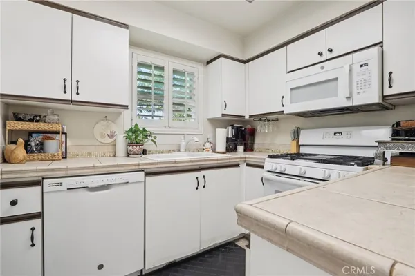 $779,000 | 360 South Los Robles Avenue, Unit 11, Pasadena, CA 91101