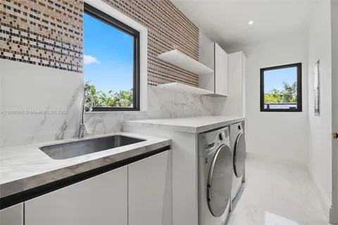 $9,900,000 | 2321 North Bay Road, Miami Beach, FL 33140