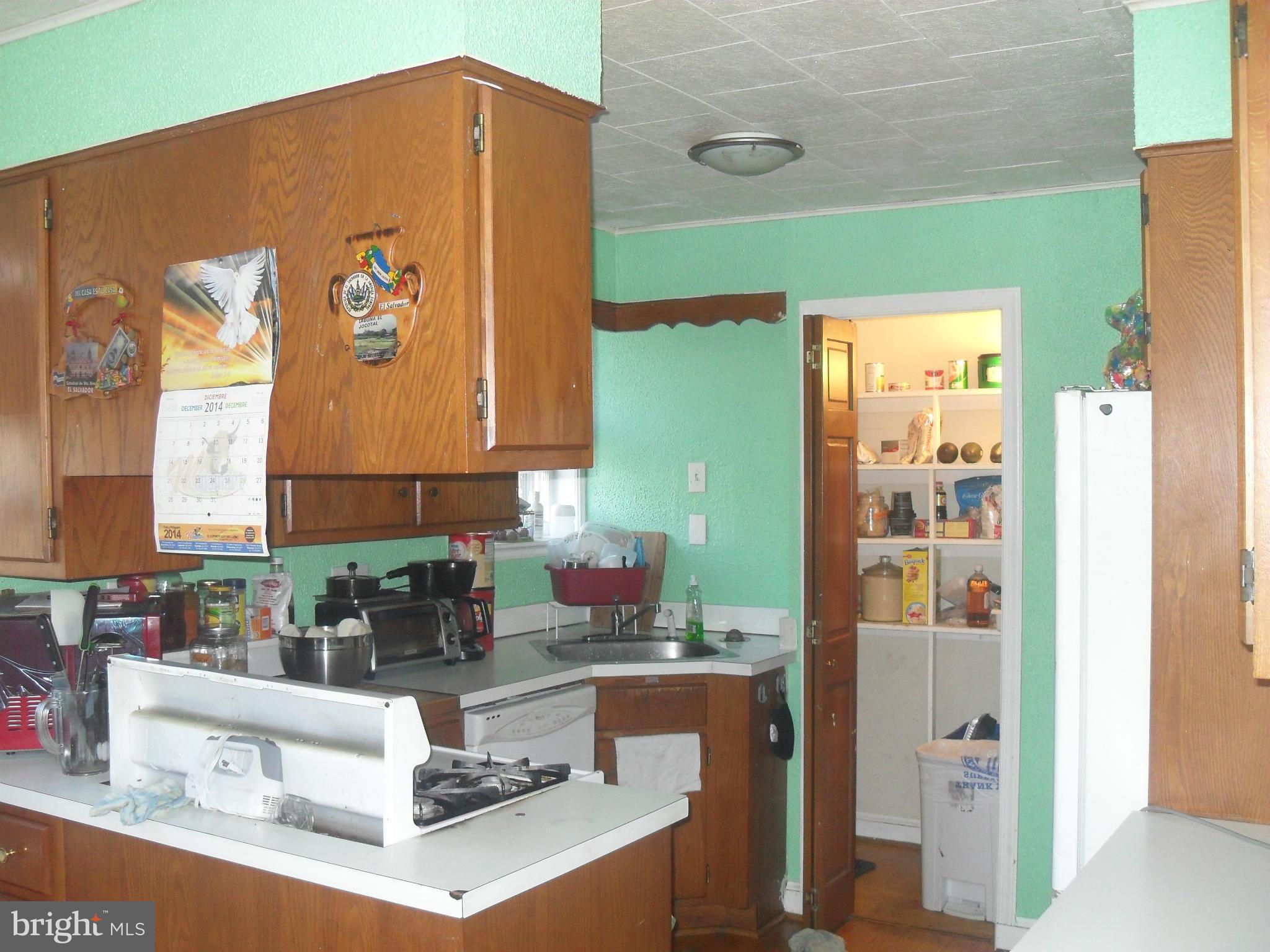 2014 Evans Parkway Silver Spring, MD 20902 - Photo 7 of 8 a living room with furniture