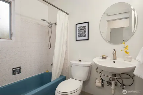 $284,000 | 1519 5th Avenue West, Unit 5, Seattle, WA 98119
