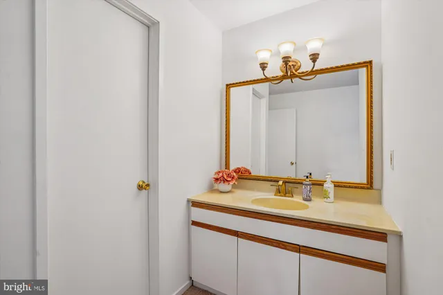 $349,900 | 563 Florida Avenue, Unit 102, Herndon, VA 20170