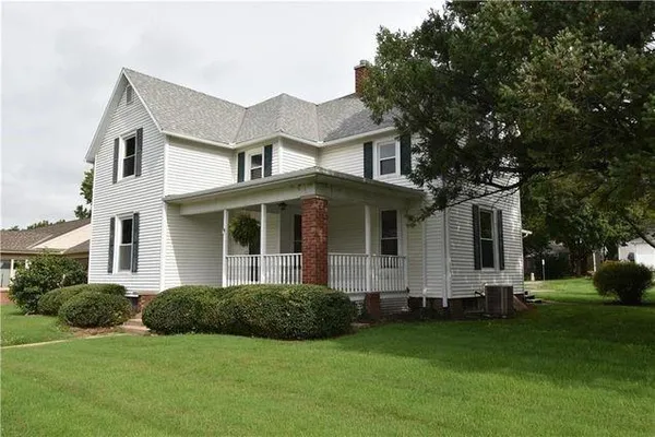 $228,000 | 214 East 15th Street, Higginsville, MO 64037