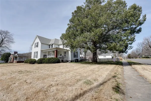 $228,000 | 214 East 15th Street, Higginsville, MO 64037