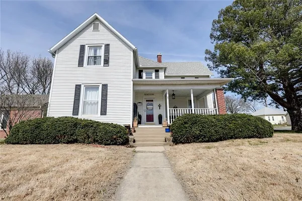 $228,000 | 214 East 15th Street, Higginsville, MO 64037