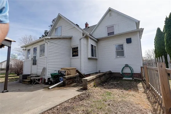 $228,000 | 214 East 15th Street, Higginsville, MO 64037