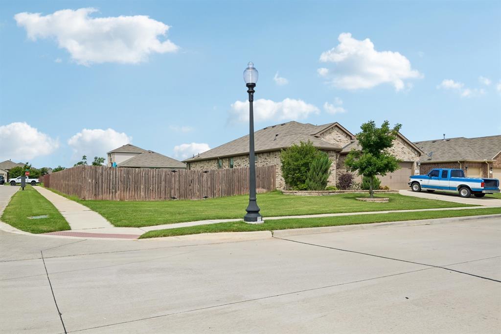 439 Helm Lane Azle, TX 76020 - Photo 4 of 40