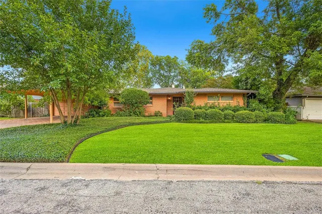 a view of a back yard of the house