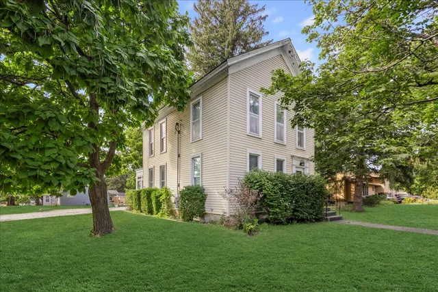 $300,000 | 300 North South Elgin Boulevard, South Elgin, IL 60177