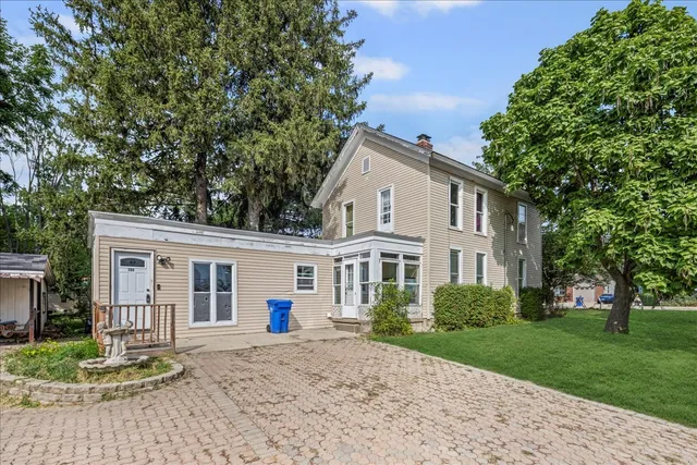 $300,000 | 300 North South Elgin Boulevard, South Elgin, IL 60177