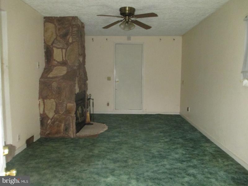 5502 Sumerduck Road Sumerduck, VA 22742 - Photo 2 of 11 Family Room