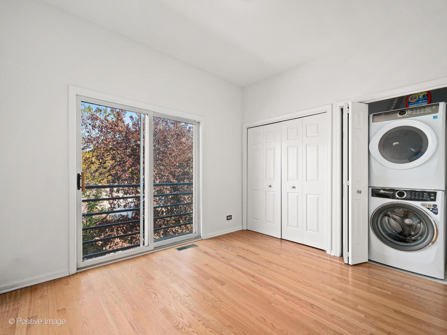 855 West Erie Street, Unit 107 Chicago, IL 60642 - Photo 11 of 21 a view of a bedroom with washer and dryer