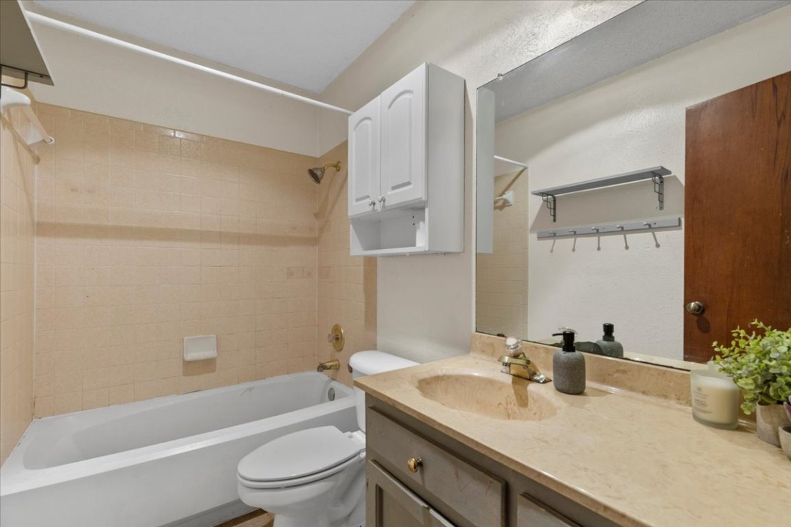 511 Suzzane Road Pflugerville, TX 78660 - Photo 21 of 34 Full bath with washtub / shower combination and vanity